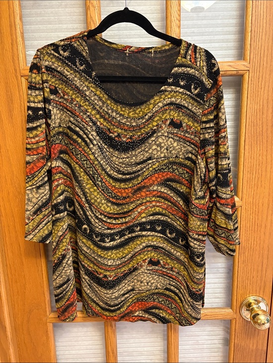 Tops - Women’s Wave-Pattern 3/4 sleeves Top w gold accents